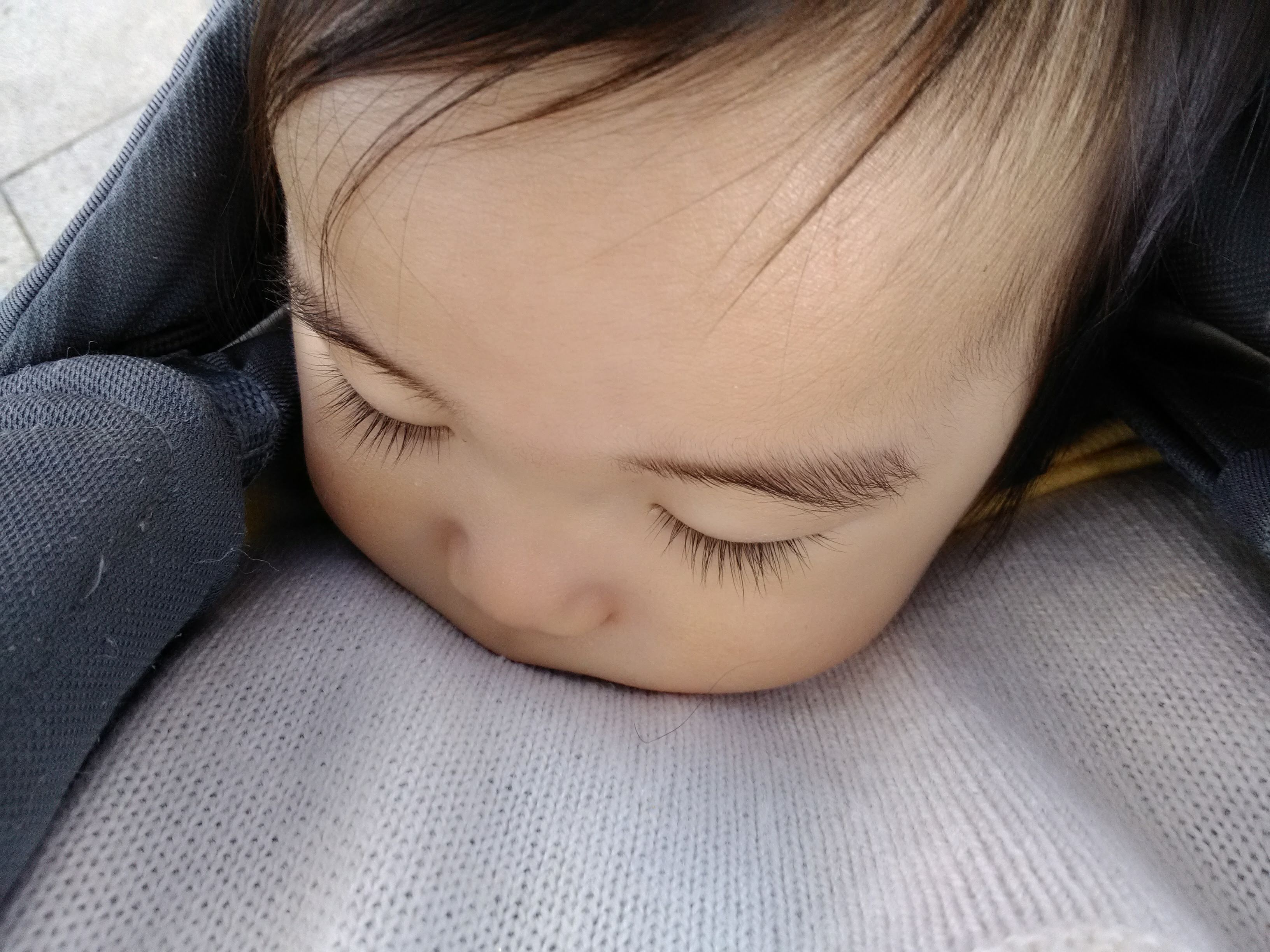抱っこひもの中でよく眠る息子。